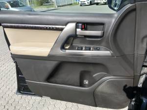 Toyota Land Cruiser 200  diesel Levice22